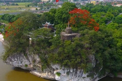 Le mont Non Nuoc, également connu sous le nom de Duc Thuy Son, est une montagne située au bord du confluent des rivières Day et Vân dans le quartier de Thanh Binh de la ville de Ninh Binh. Photo : Mia