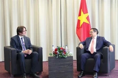 Le Premier ministre Pham Minh Chinh (à droite) reçoit Jevgeni Kabanov, président du groupe Bolt. Photo : VNA