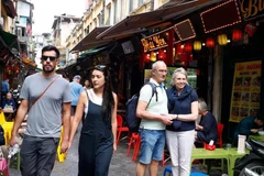 Des touristes internationaux visitent le vieux quartier de Hanoi. Photo : VNA