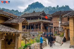 Perché dans la commune de Dông Van (province de Tuyên Quang), le village Lô Lô Chai séduit par la beauté majestueuse de ses montagnes et la richesse culturelle de l’ethnie Lô Lô. Photo: VOV