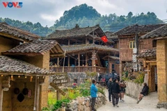 Perché dans la commune de Dông Van (province de Tuyên Quang), le village Lô Lô Chai séduit par la beauté majestueuse de ses montagnes et la richesse culturelle de l’ethnie Lô Lô. Photo: VOV