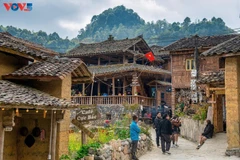 Perché dans la commune de Dông Van (province de Tuyên Quang), le village Lô Lô Chai séduit par la beauté majestueuse de ses montagnes et la richesse culturelle de l’ethnie Lô Lô. Photo: VOV