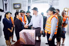 Le secrétaire général du Parti, Tô Lâm, se rend auprès des habitants des zones inondées du village de Khuông Pho Dông, commune de Quang Diên, ville de Huê. Photo : VNA