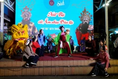 L'artiste Kiêu My et de jeunes artistes du Théâtre de hát bội de Hô Chi Minh-Ville interprètent la pièce « Fête de la maison communale du village». Photo : ttbc-hcm.gov.vn