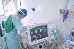 Un agent de santé pratique des soins à un patient atteint de Covid-19. Photo : laodong.vn
