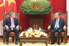 Le secrétaire général du Parti, Tô Lâm (à droite), et le président et directeur général de Murphy Oil Corporation, Eric Hambly, à Hanoi, le 15 octobre. Photo : VNA