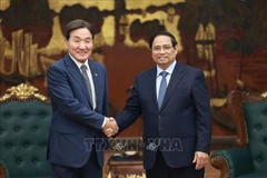 Le Premier ministre Pham Minh Chinh (à droite) serre la main de Park Chang Dal, envoyé spécial du président sud-coréen Lee Jae Myung, le 29 juillet. Photo : VNA