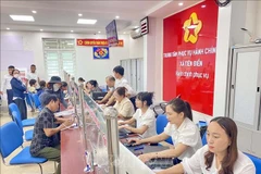 Les gens viennent effectuer des procédures administratives au Centre de services administratifs publics de la commune de Tiên Diên, province de Hà Tinh.