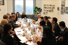 La membre du Comité central du PCV et vice-présidente de sa Commission des politiques et des stratégies, Nguyên Thuy Anh, a une entrevue avec le vice-président du Bundestag allemand, Bodo Ramelow. Photo : VNA