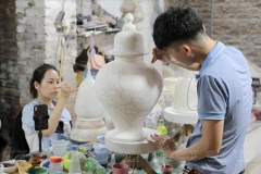 Le village de poterie de Bat Tràng s’est fait un nom pour sa poterie et ses faïences depuis presqu’un millénaire. Photo: VNP