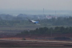 Un Beech KingAir 350ER effectue un vol d’étalonnage à l’aéroport international de Long Thành, dans la province de Dong Nai, le 26 septembre. 