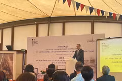 Colloque "L'expérience française pour le développement du cadre juridique des centres financiers internationaux au Vietnam". Photo: VOV