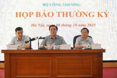 Le vice-ministre de l’Industrie et du Commerce, Nguyên Sinh Nhât Tân (centre) lors de la conférence de presse, à Hanoi, le 8 octobre. Photo: moit.gov.vn