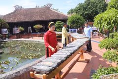 Au site panoramique national de Hòn Chồng-Hòn Đỏ, les visiteurs peuvent assister à des performances sur le lithophone unique de 54 pièces assemblé par le collectionneur Nguyên Xuân Quang. Photo: baovanhoa.vn