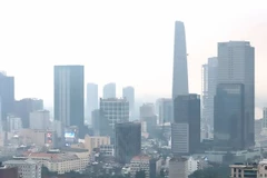 Un voile de poussières fines enveloppe les immeubles du centre de Hô Chi Minh-Ville, le 2 décembre 2024. Photo : VNA