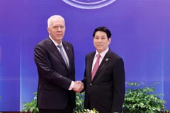 Le président Luong Cuong (à droite) et le procureur général de la Fédération de Russie, Alexander Gutsan, à Hanoi, le 25 octobre. Photo : VNA