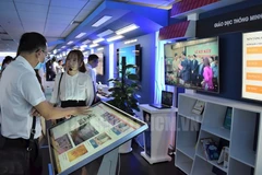 Visiteurs dans l'espace créatif et expérimentent la transformation numérique à Hô Chi Minh-Ville. Photo: hcmcpv.org.vn