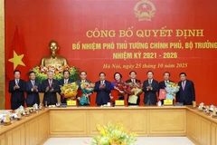 Le Premier ministre Pham Minh Chinh (centre) remet les décisions présidentielles portant nominations de Pham Thi Thanh Trà et Hô Quôc Dung comme vice-Premiers ministres, de Lê Hoài Trung comme ministre des Affaires étrangères, de Trân Duc Thang comme ministre de l’Agriculture et de l’Environnement, et de Dô Thanh Binh comme ministre de l’Intérieur pour le mandat 2021-2026. Photo : VNA