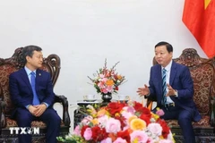 Le vice-Premier ministre Trân Hông Hà (à droite) et Chen Sichang, directeur général de la China Civil Engineering Construction Corporation (CCECC), à Hanoi, le 14 mai. Photo : VNA