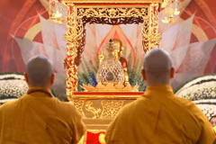 Les fidèles bouddhistes et d’habitants de tout le pays se sont rassemblés depuis mercredi 14 mai, de bonne heure, à la pagode Quán Su, dans l’arrondissement de Hoàn Kiêm, à Hanoi, attendant avec révérence et silence pour rendre hommage aux reliques sacrées de Bouddha. Photo: VNA
