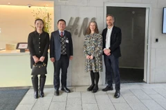 L'ambassadeur Tran Van Tuan et le conseiller commercial en Suède travaillent avec le groupe H&M. Photo: Portail du ministère de l'Industrie et du Commerce