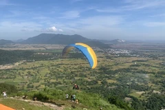 Un parapente décolle sur la montagne de Phung Hoàng, dans le district de Tri Tôn, dans la province de An Giang. Photo: VNA