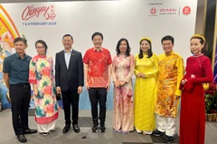 Le Premier ministre singapourien Lawrence Wong pose avec la vice-ministre vietnamienne des Affaires étrangères Lê Thi Thu Hang et les membres de la délégation. Photo : VNA