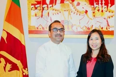 L’ambassadrice du Vietnam au Sri Lanka, Trinh Thi Tâm (à droite) et le ministre sri-lankais des Transports, des Autoroutes, des Ports et de l’Aviation civile, Bimal Rathnayake se serrent la main. Photo: VNA