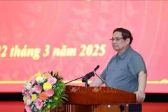 Le Premier ministre Pham Minh Chinh s’exprime lors de la séance de travail avec le Bureau permanent du Comité provincial du Parti de Binh Dinh, le 22 mars. Photo : VNA