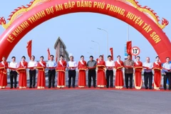 Le Premier ministre Pham Minh Chinh et les responsables ont coupé le ruban pour inaugurer le projet de barrage de Phu Phong, le 22 mars. Photo : VNA