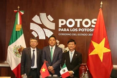 De gauche à droite : l'ambassadeur du Vietnam Nguyên Van Hai, le gouverneur de l'État de San Luis Potosí Ricardo Gallardo Cardona et le président du Comité populaire de la province de Binh Duong Vo Van Minh. Photo : VNA