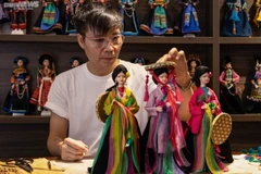 Nguyên Hoàng Anh à côté de sa collection. Photo: VTC News