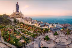 Le mont Bà Den (Dame Noire) dans la province de Tây Ninh (Sud) Connue comme la destination spirituelle la plus célèbre du Sud. Photo: Sun World Ba Den mountain