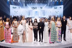La présidente de l’organisation Miss Monde, Julia Morley (au centre), assiste à un événement au Vietnam. Photo : VietnamPlus