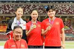 L’athlète vietnamienne Phung Thi Huê (au centre) ouvre le compteur vietnamien aux Championnats ouverts d’athlétisme de Singapour 2026. Photo : laodong.vn