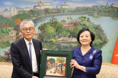 La vice-Première ministre Pham Thi Thanh Trà présente un souvenir au PDG du groupe japonais Erex, Honna Hitoshi. Photo : VGP