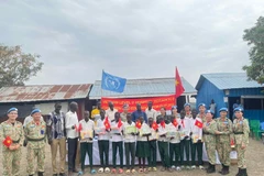 Les soldats vietnamiens offrent du matériel scolaire – tableaux, cahiers, stylos – aux élèves de l’école primaire de Banpa