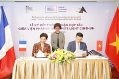 Lors de la cérémonie de signature d'un protocole d'accord entre White Light Cinéhub et l'Institut français. Photo : VietnamPlus