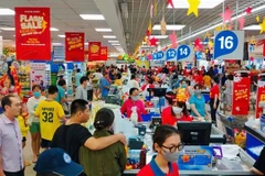 Clients dans un supermarché à Hô Chi Minh-Ville. Photo: VNA