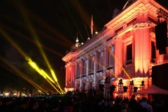 Un spectacle de lumières devant l'Opéra de Hanoi. Photo: VNA