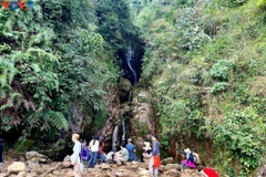 Pause des touristes près d'une cascade. Photo: VOV
