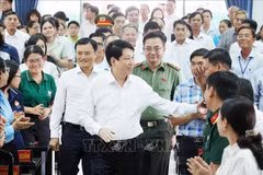 Le président Luong Cuong avec des électeurs des districts de Hoc Môn et Cu Chi, à Hô Chi Minh-Ville (Sud), le 28 juin. Photo : VNA