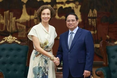 Le Premier ministre Pham Minh Chinh serre la main de la directrice générale de l’UNESCO, Audrey Azoulay, à Hanoi, le 28 juin. Photo : VNA