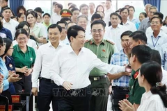 Le président Luong Cuong avec des électeurs des districts de Hoc Môn et Cu Chi, à Hô Chi Minh-Ville (Sud), le 28 juin. Photo : VNA