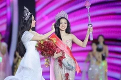 Miss Vietnam 2022, Huynh Thi Thanh Thuy, couronne la nouvelle Miss Vietnam 2024, Hà Truc Linh, lors de la grande finale, à Huê, le 27 juin au soir. Photo : Comité d’organisation
