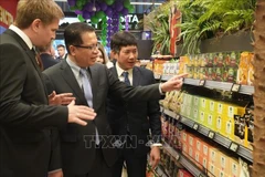 L’ambassadeur du Vietnam en Russie, Dang Minh Khôi (2e) lors de la cérémonie d’ouverture du premier stand des denrées alimentaires vietnamiennes. Photo : VNA