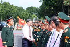Le secrétaire général du Parti, Tô Lâm, et les responsables du 12e Corps d’armée, à Ninh Binh, le 5 août. Photo : VNA