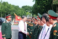 Le secrétaire général du Parti, Tô Lâm, et les responsables du 12e Corps d’armée, à Ninh Binh, le 5 août. Photo : VNA