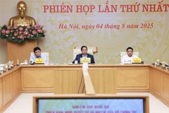 Le Premier ministre Pham Minh Chinh (centre) préside la première réunion du Comité national de pilotage pour le développement de l'économie privée, le 4 août. Photo : VNA