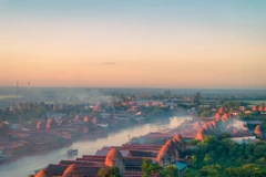 Le village de briques de Mang Thit, dans la province de Vinh Long, existe depuis près d’un siècle. De loin, d'anciennes tours se dressent silencieusement au bord de la rivière Cô Chiên. Photo : vietnambeauty.com.vn